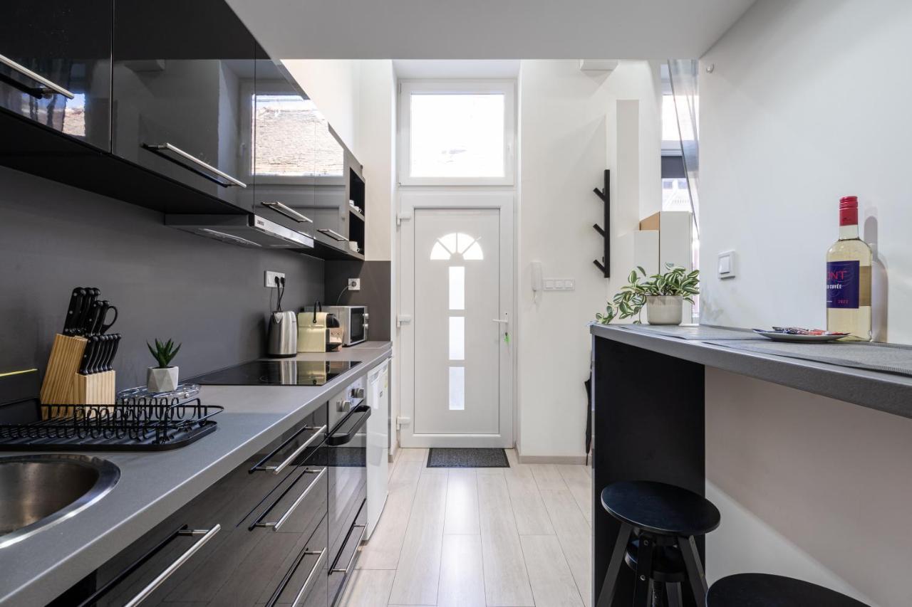 Joyous Era Apartment